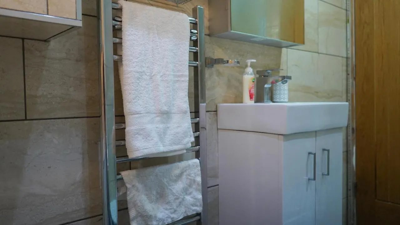 Modern & Spacious Leeds City Centre Apartment With Parking - Sleeps 5 0*, Leeds (West Yorkshire)