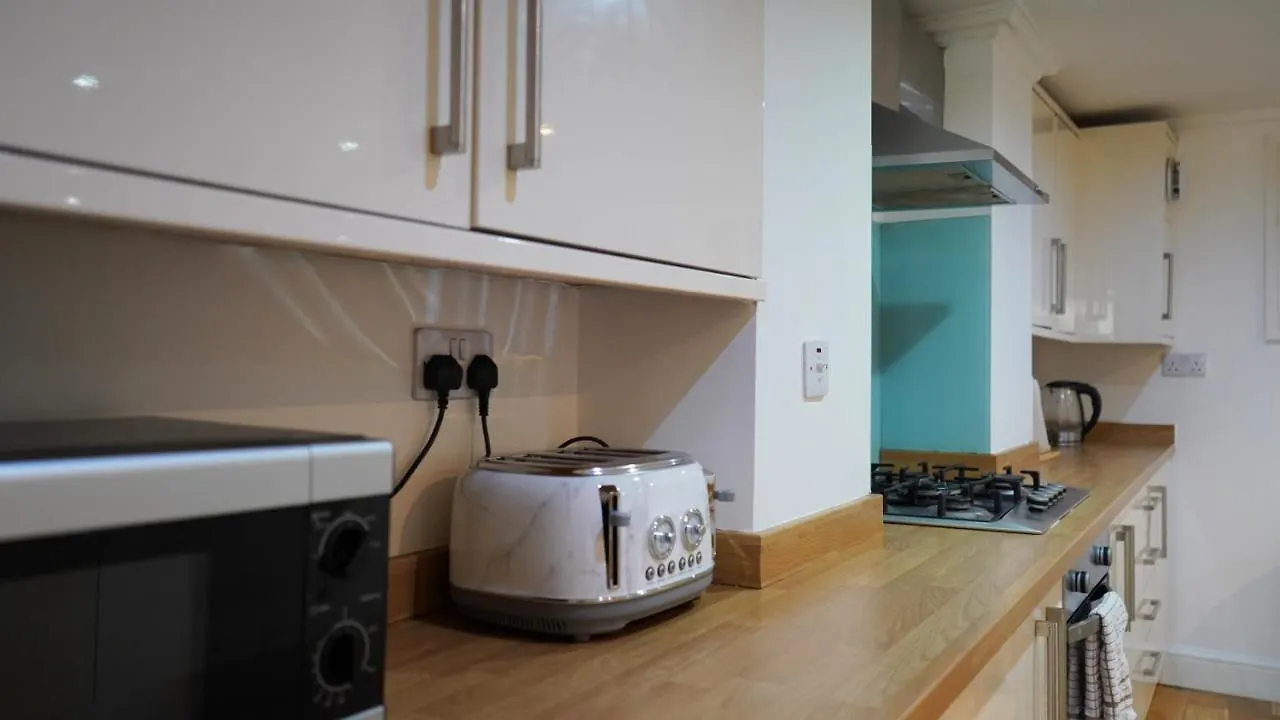 Modern & Spacious Leeds City Centre Apartment With Parking - Sleeps 5 United Kingdom