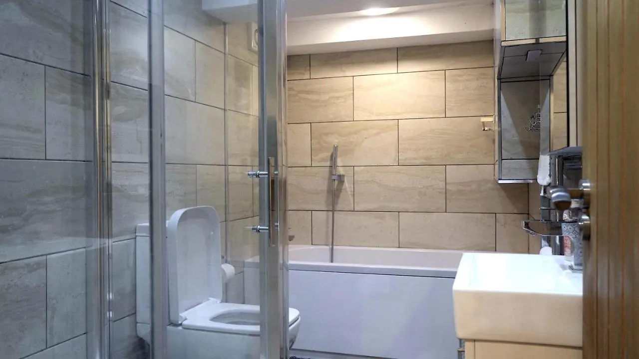 Modern & Spacious Leeds City Centre Apartment With Parking - Sleeps 5